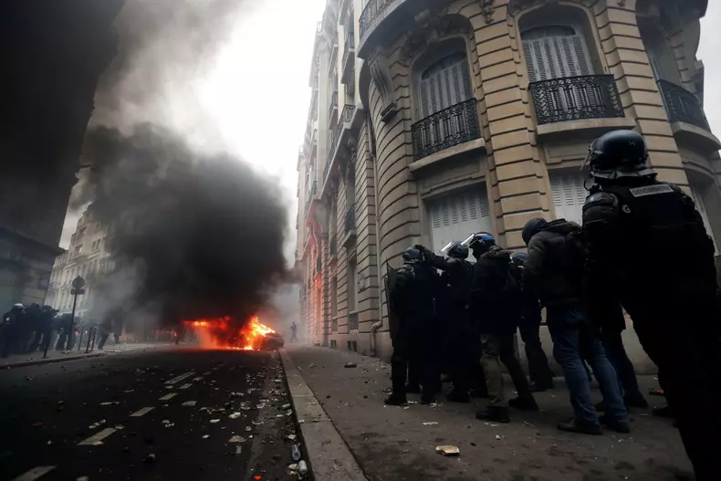 Yellow vests protest in Paris