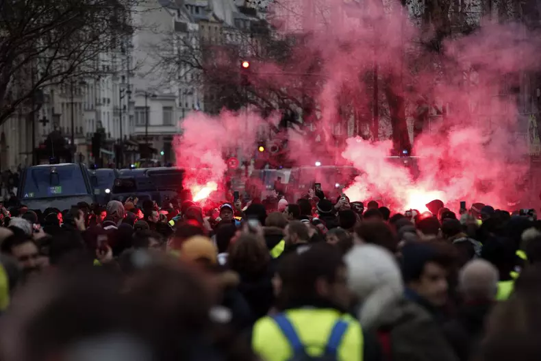 Yellow vests protest in Paris