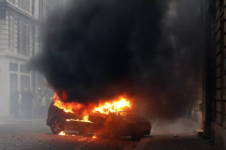 Protestul vestelor galbene de la Paris în imagini