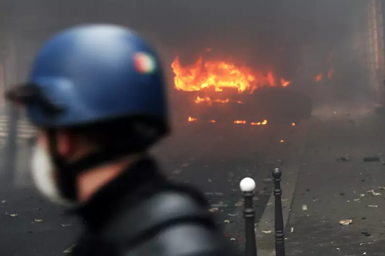 Yellow vests protest in Paris