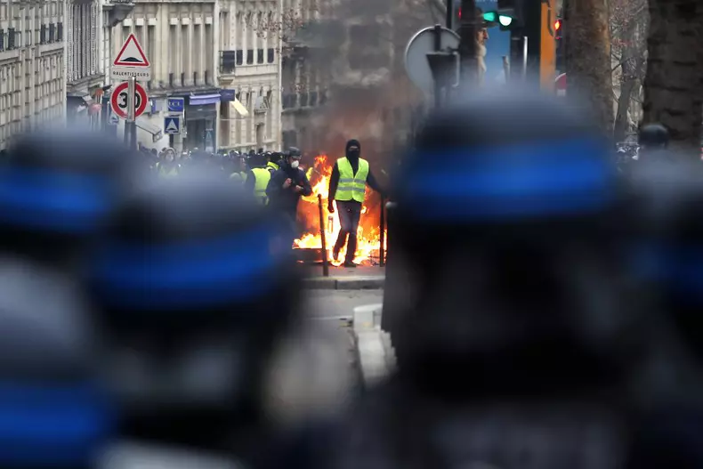 Yellow vests protest in Paris