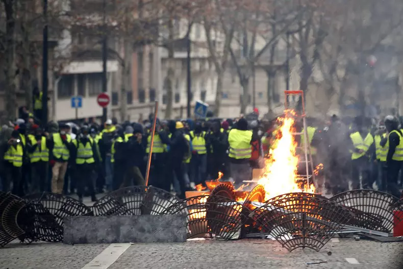 Yellow vests protest in Paris
