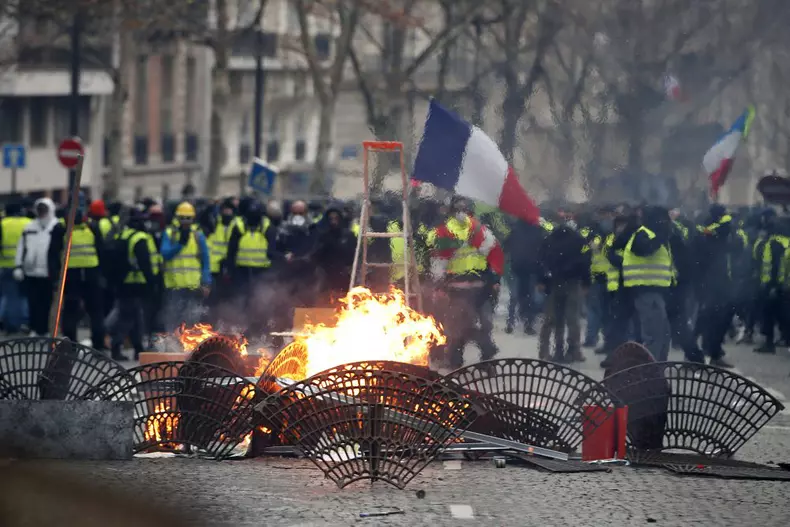 Protestul "vestelor galbene" de la Paris în imagini