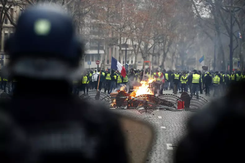 Yellow vests protest in Paris