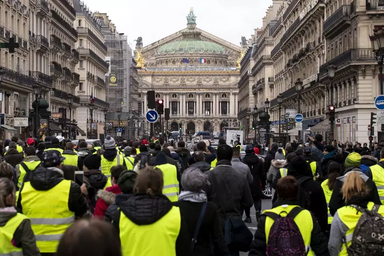 Yellow vests protest in Paris