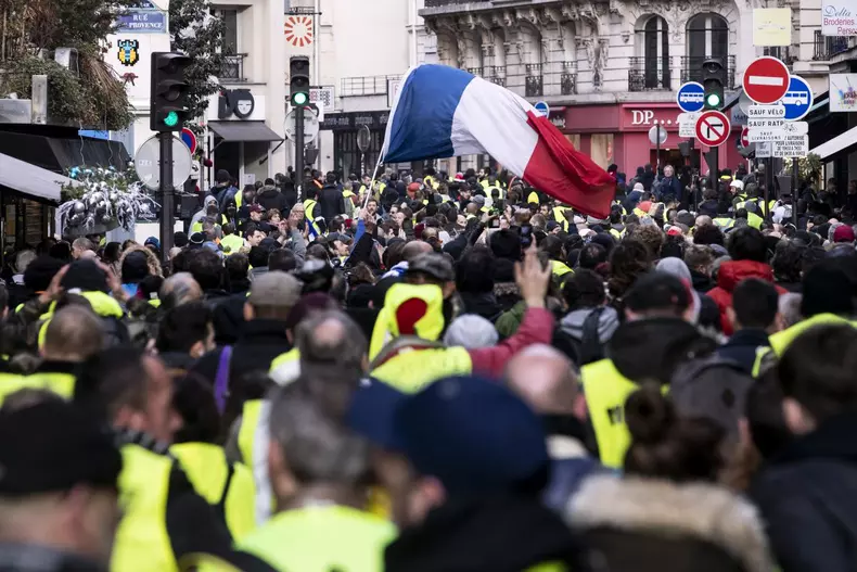 Yellow vests protest in Paris