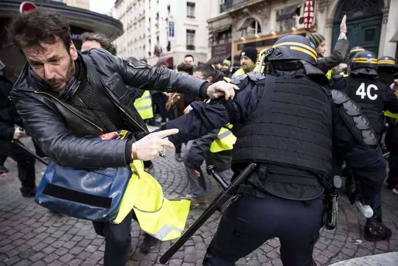 Yellow vests protest in Paris