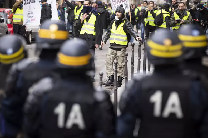 Yellow vests protest in Paris