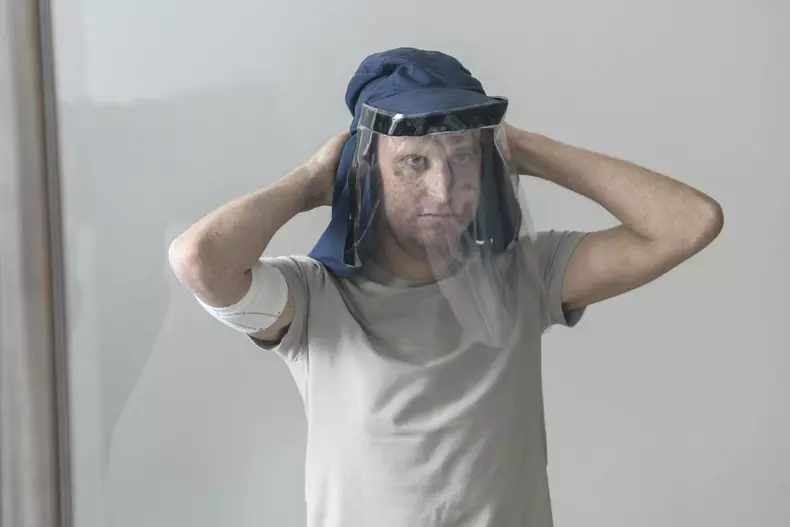 barbatul cu casca hazmat