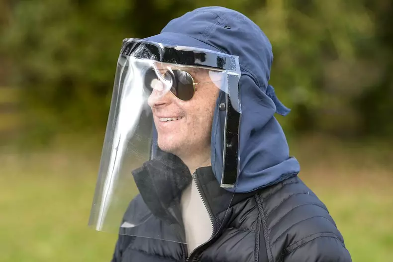 barbatul cu casca hazmat