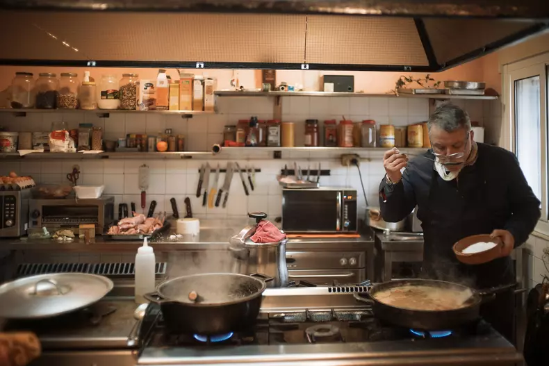 În bucătărie lucrează Romeo, tatăl lui Robert