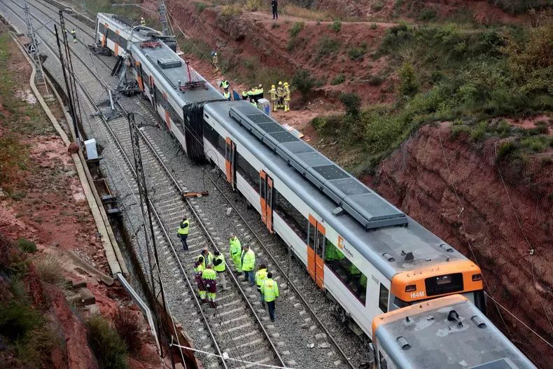 One dead and six injured after a derailment of a train in Barcelona