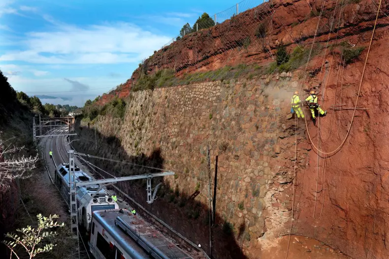One dead and six injured after a derailment of a train in Barcelona