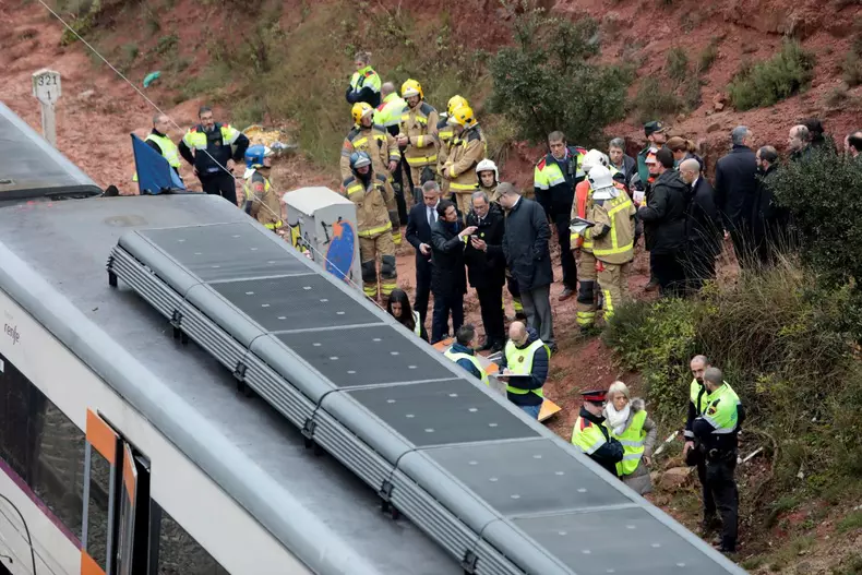 One dead and six injured after a derailment of a train in Barcelona