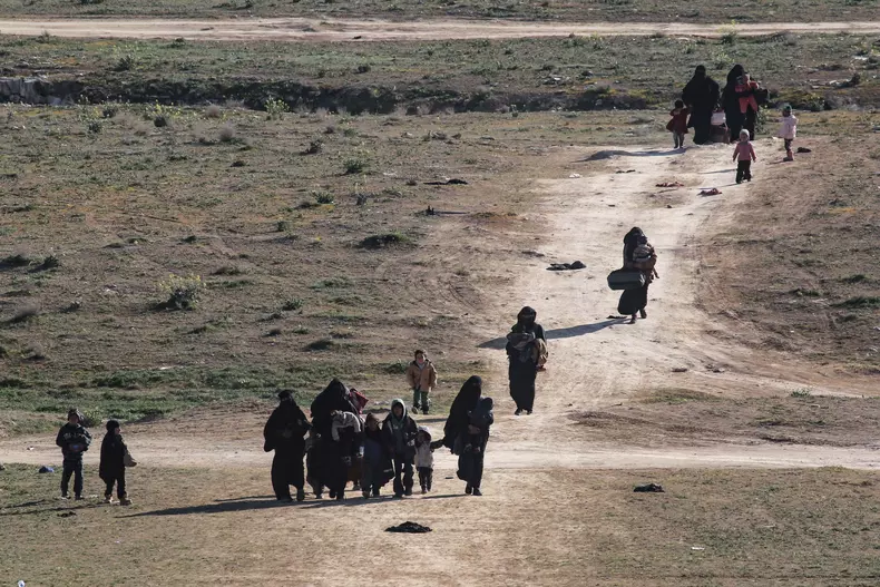 Civilians flee Islamic State's last pocket in Syria