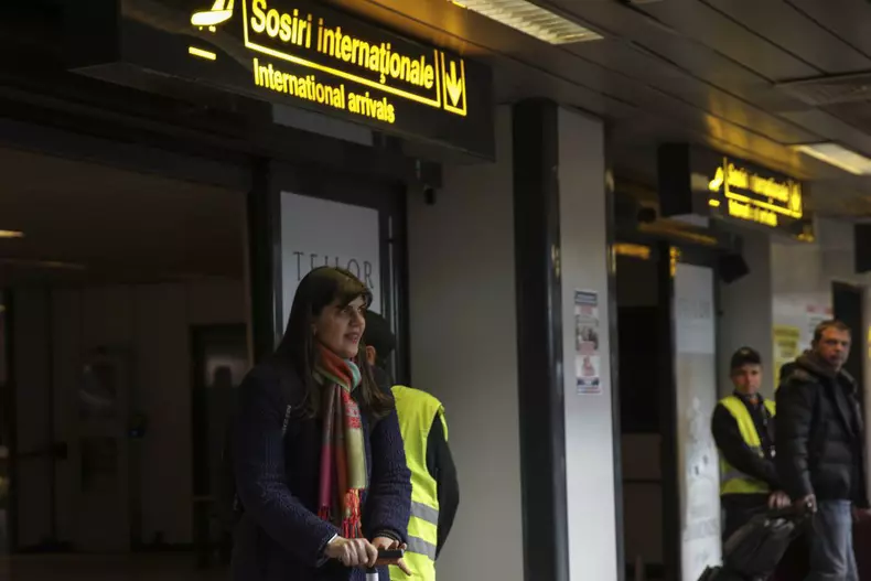 Laura Codruta Kovesi pe aeroport (4)