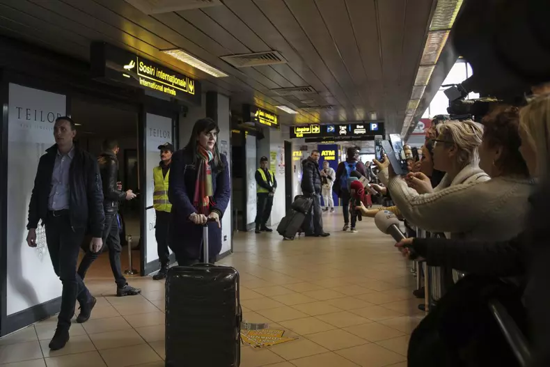 Laura Codruta Kovesi pe aeroport (5)