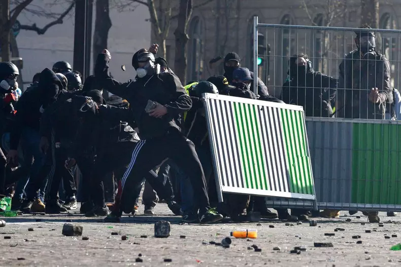 Yellow vests protest in Paris