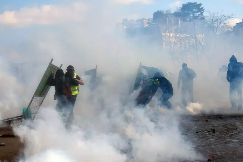Yellow vests protest in Paris