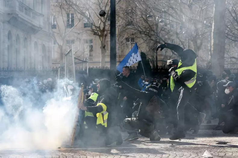 Yellow vests protest in Paris