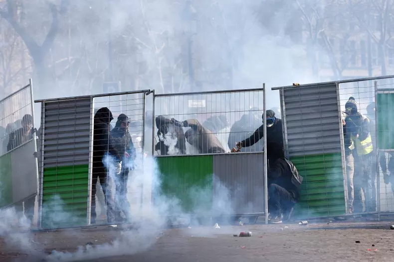 Yellow vests protest in Paris