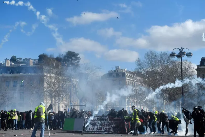 Yellow vests protest in Paris