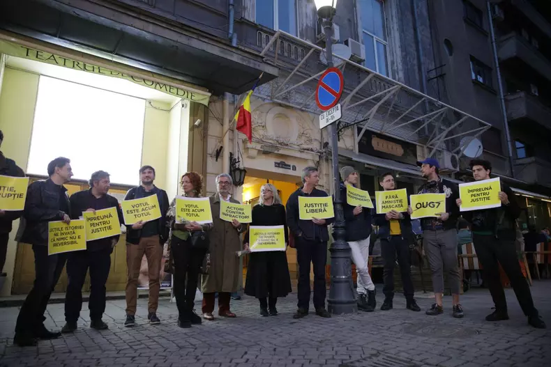 Actorii Teatrului de Comedie au protestat împotriva OUG 7
