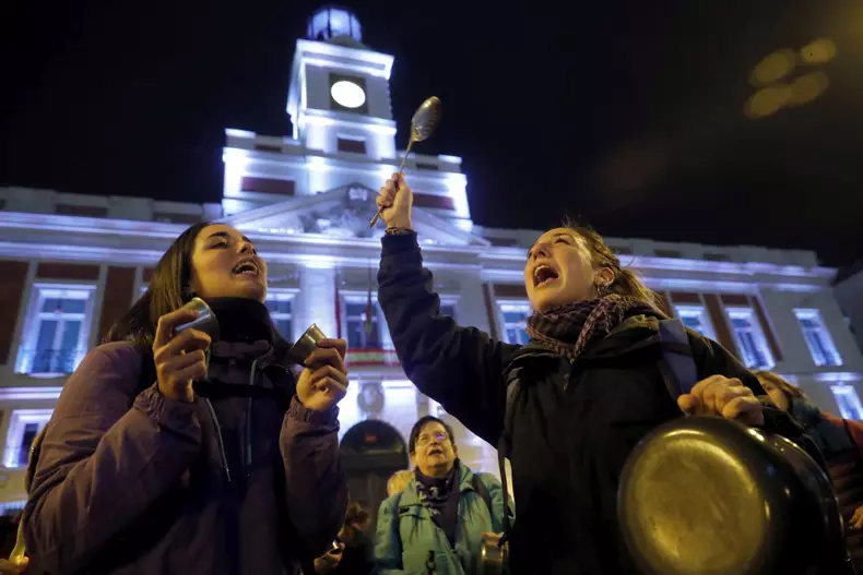 Demonstration with pans in Spain