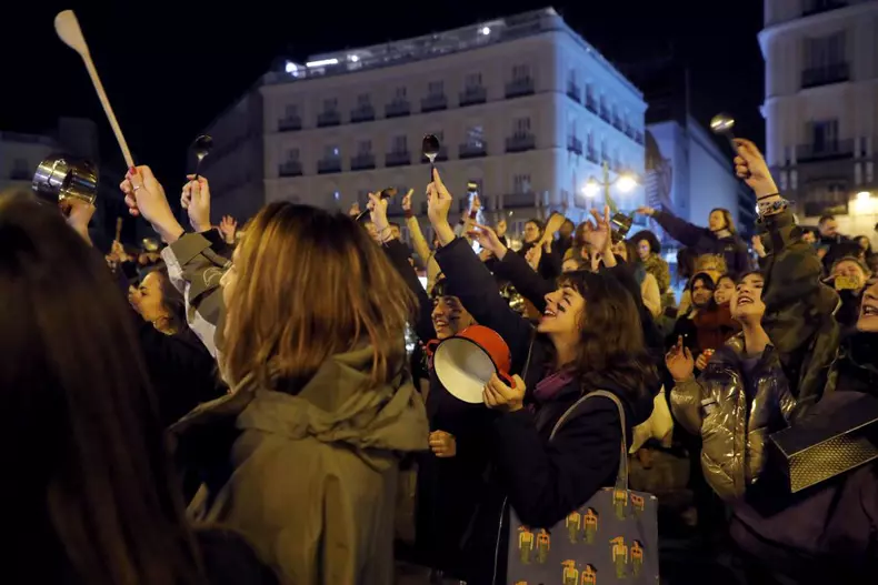 Demonstration with pans in Spain