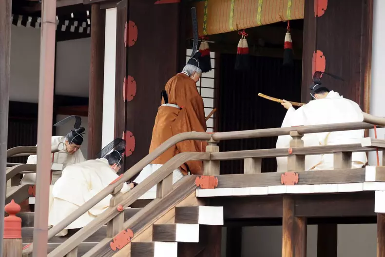 Japanese Emperor Akihito abdicates throne, bringing end to the Heisei period