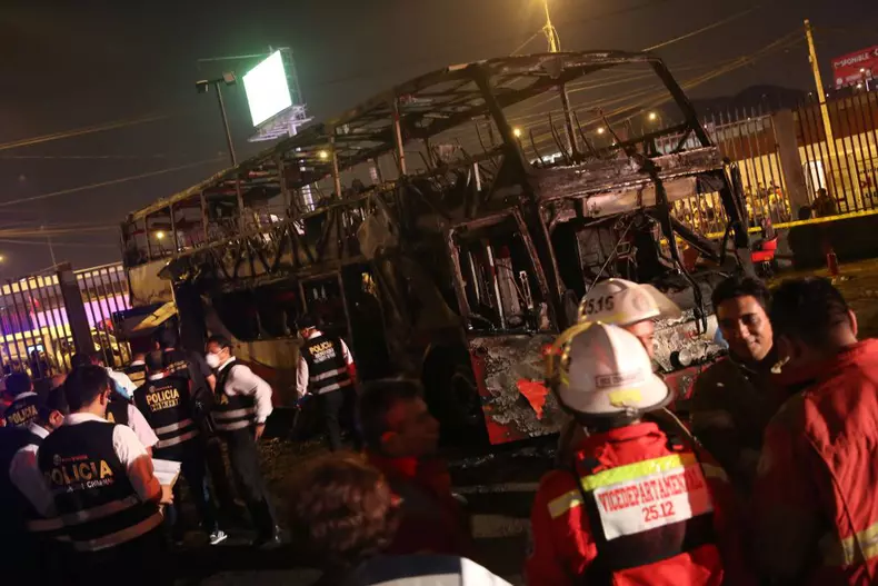 At least 16 dead and seven injured in the fire of a bus in Lima