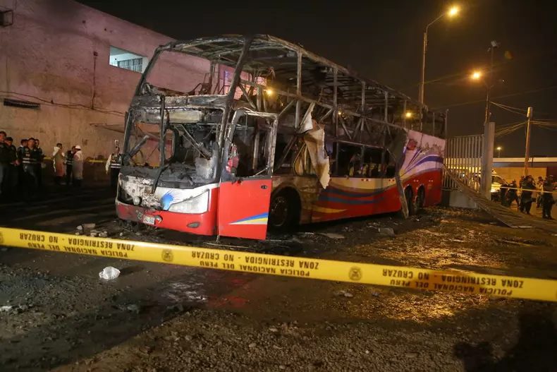 At least 16 dead and seven injured in the fire of a bus in Lima