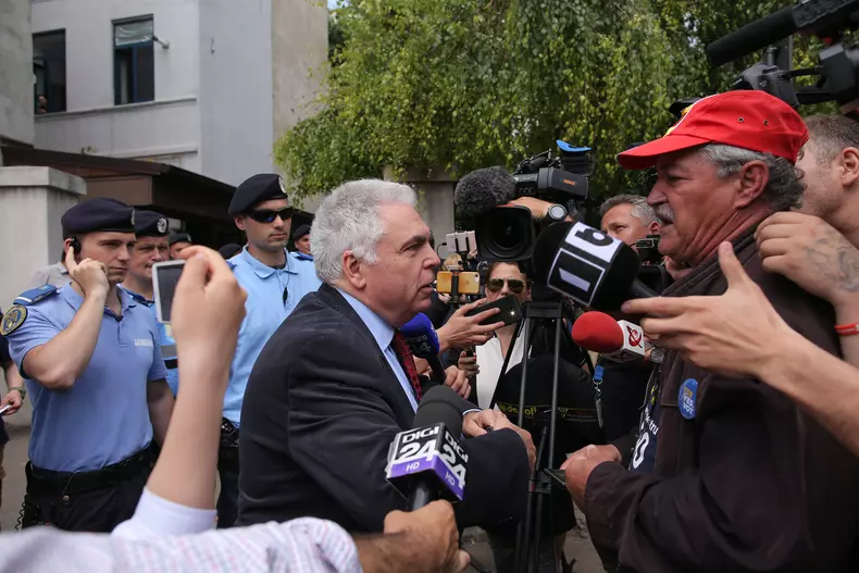 Adrian Severin, huiduit de protestatari la Instanța Supremă (2)