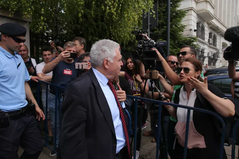 Adrian Severin, huiduit de protestatari la Instanța Supremă (3)