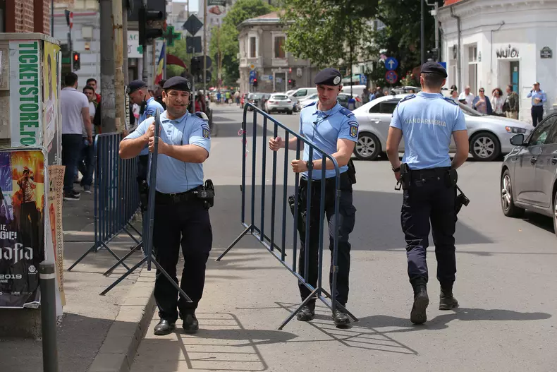 Adrian Severin, huiduit de protestatari la Instanța Supremă (5)