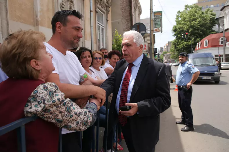 Adrian Severin, huiduit de protestatari la Instanța Supremă (6)