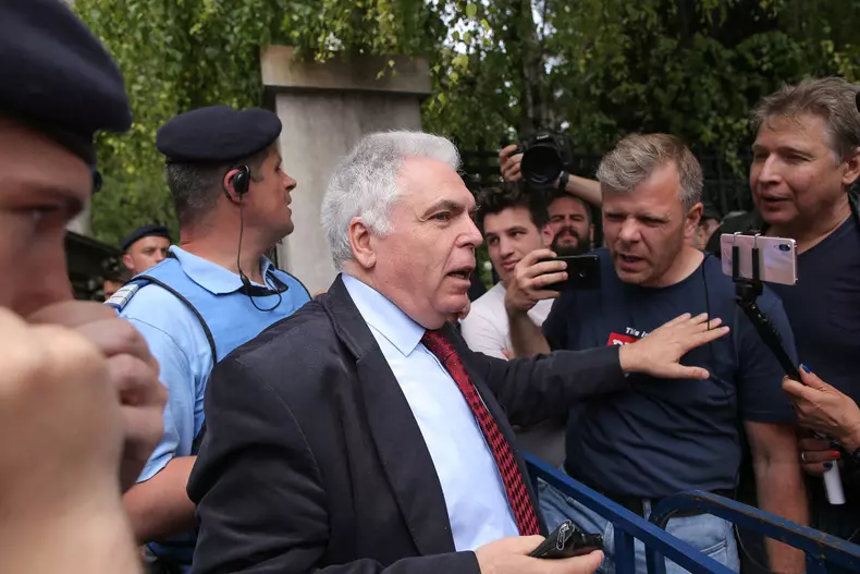 Adrian Severin, huiduit de protestatari la Instanța Supremă