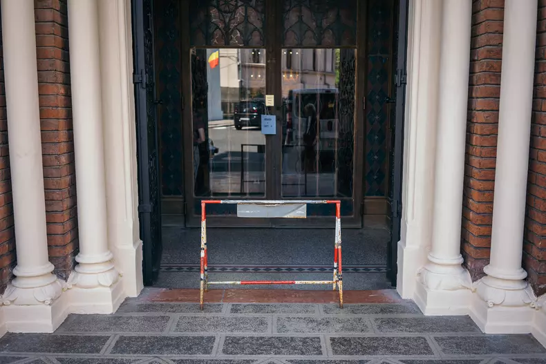 Ușa dinspre stradă a catedralei Sfântul Iosif din București.