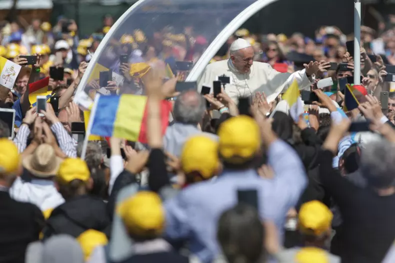 Momentul în care Papa Francisc trece cu papamobilul printre pelerinii de la Blaj