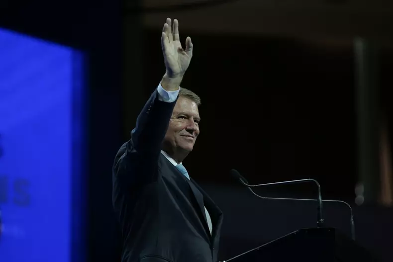 Klaus Iohannis, în Piaţa Universităţii, la lansarea campaniei de strângere de semnături pentru alegerile prezidenţiale