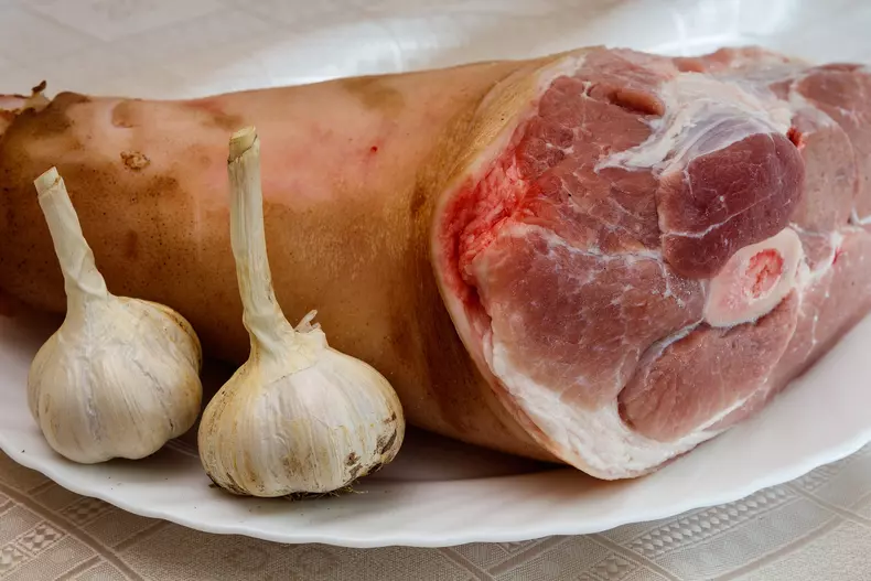 Rețete de fasole cu ciolan de porc și usturoi