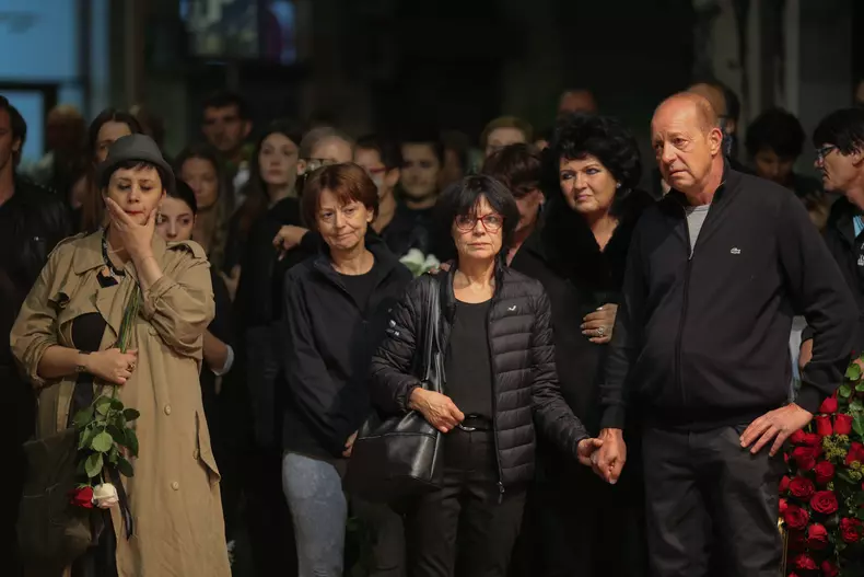 Soția lui Ducu Darie (a doua, de la dreapta la stânga), scenografa Maria Miu, alături de actorul Marian Rîlea