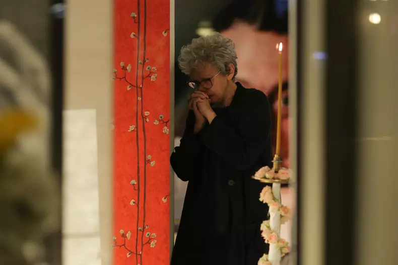 Oana Pellea plânge și se roagă pe holurile Teatrului Bulandra