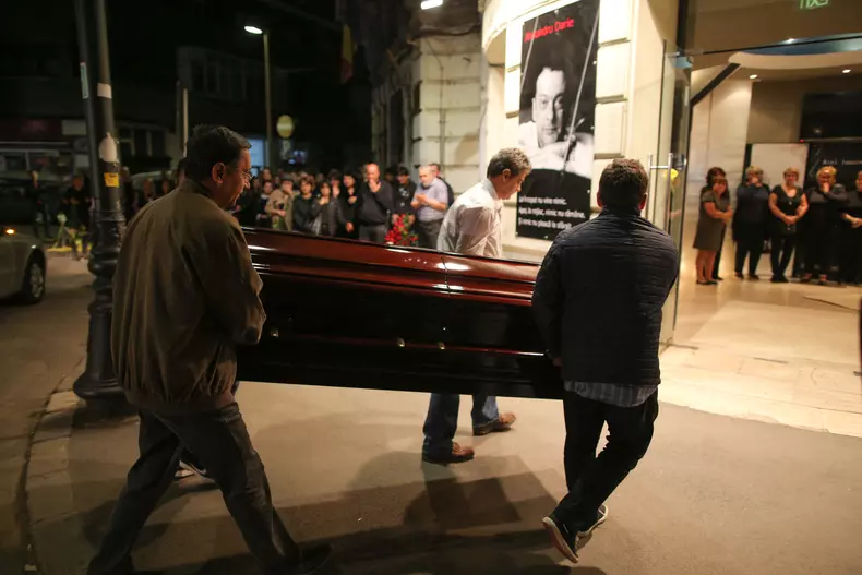 Trupul neînsufleţit al lui Alexandru Darie a fost depus, vineri seară, la Sala Liviu Ciulei a Teatrului Bulandra din Bucureşti