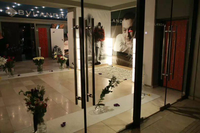 Holul Teatrului Bulandra, care duce spre Sala Liviu Ciulei, a fost pregătit cu ghivece cu flori și cu un banner cu imaginea marelui regizor Alexandru „Ducu” Darie.