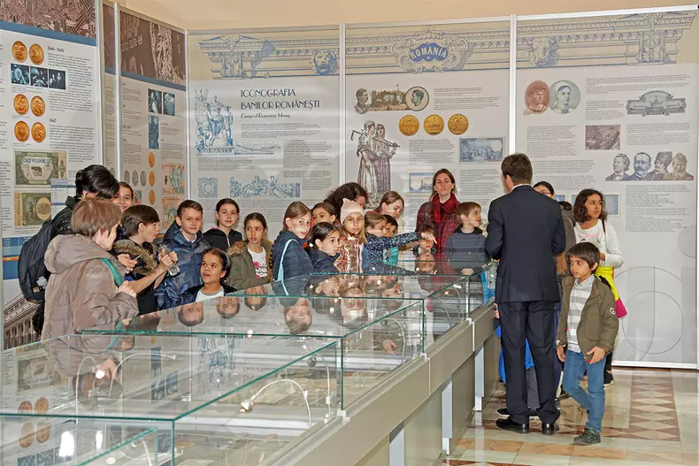 Grup de vizitatori la Muzeul BNR