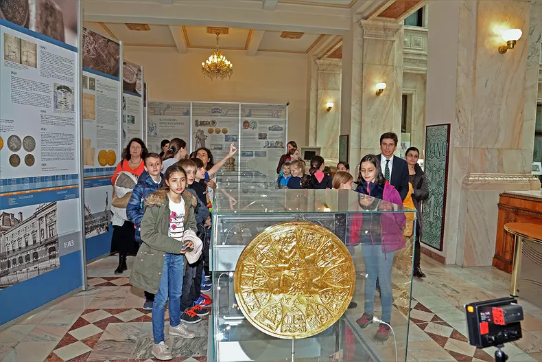 Grup de vizitatori la Muzeul BNR