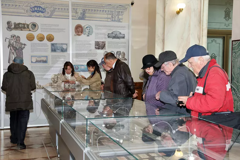 Grup de vizitatori la Muzeul BNR