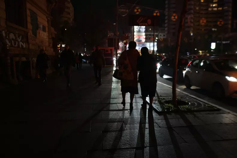 În ultimele zile, mai multe străzi din centrul Capitalei au rămas în bezna | Foto: Octav Ganea / Inquam Photos