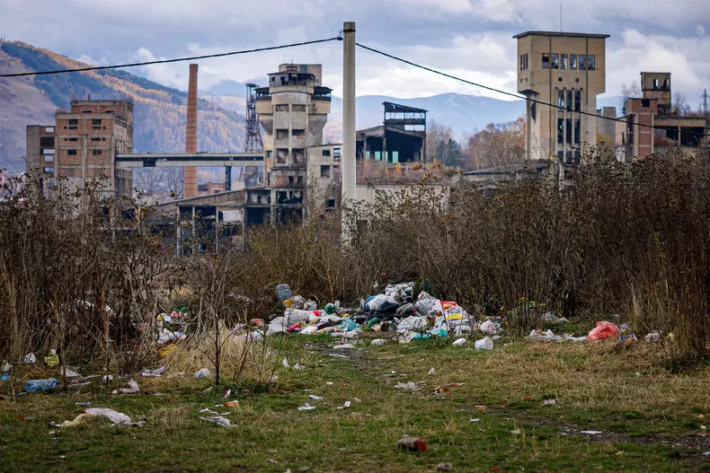 Gunoaiele și ruina sunt parte din peisajul coloniei
